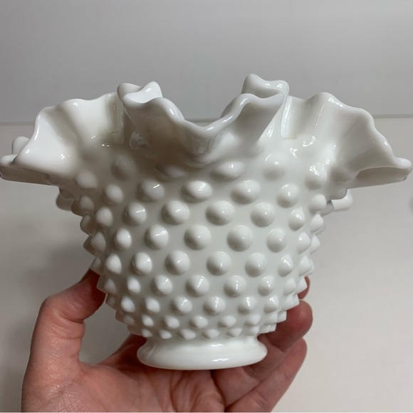 Vintage milk glass hobnail ruffle candy dish bowl. Lovely classic piece - Picture 1 of 11